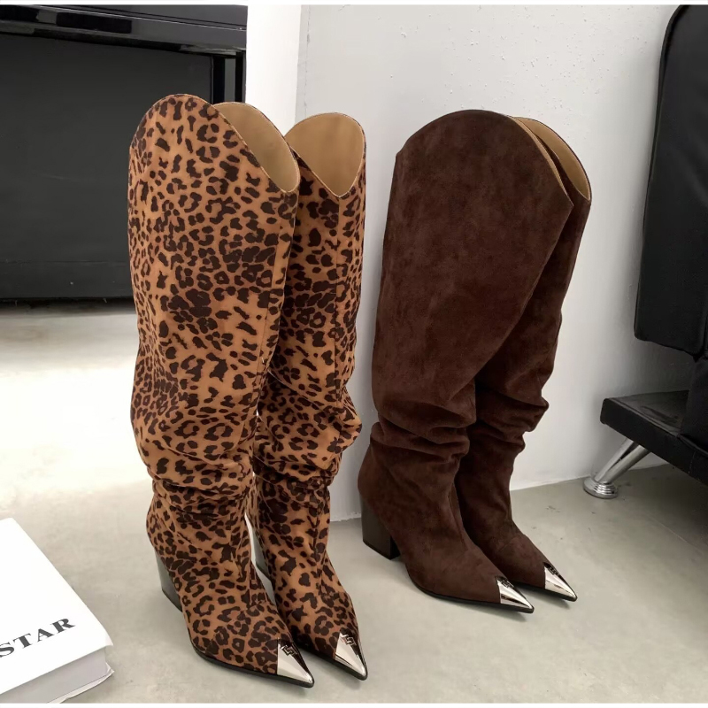 Vintage Fashion Y2K - レオパード柄のヴィンテージ風プリーツ入りソフトブーツ。つま先が尖ったデザインで、マットな質感のウェスタンカウボーイブーツ。Y2Kファッションに合う、膝丈のヴィンテージブーツ。